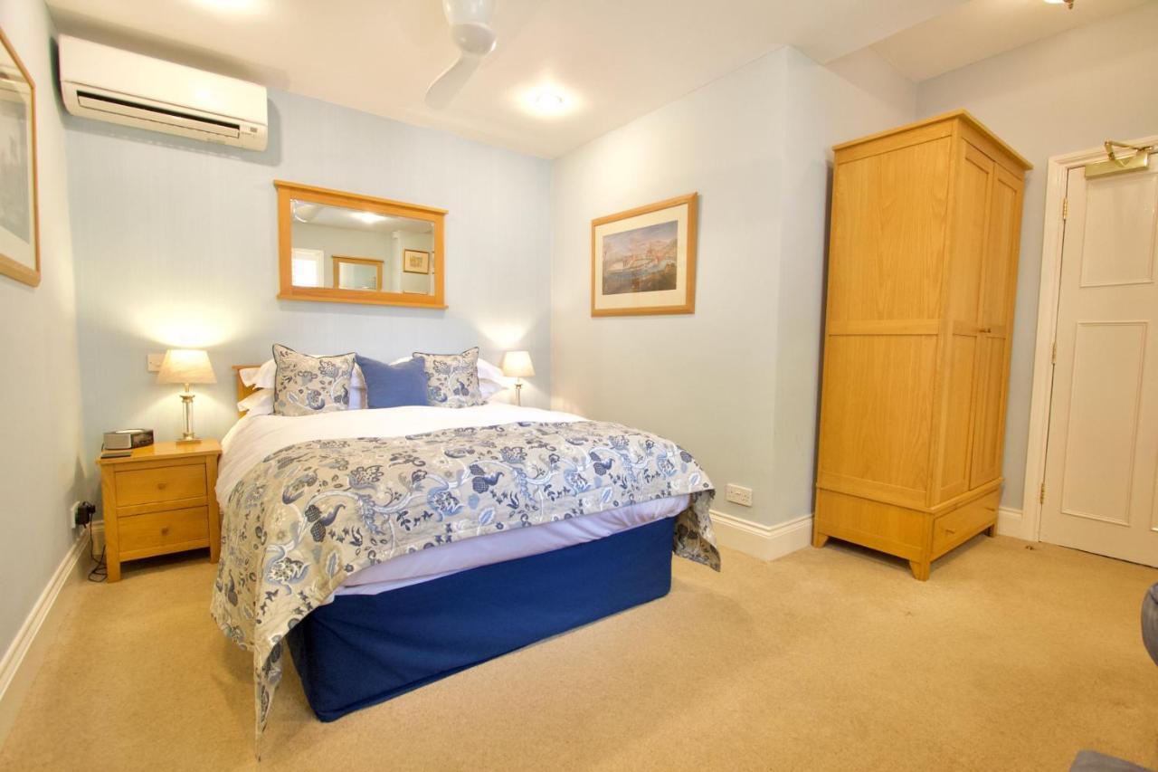 Chestnuts House Boutique B&B Бат Экстерьер фото A bedroom at the hotel