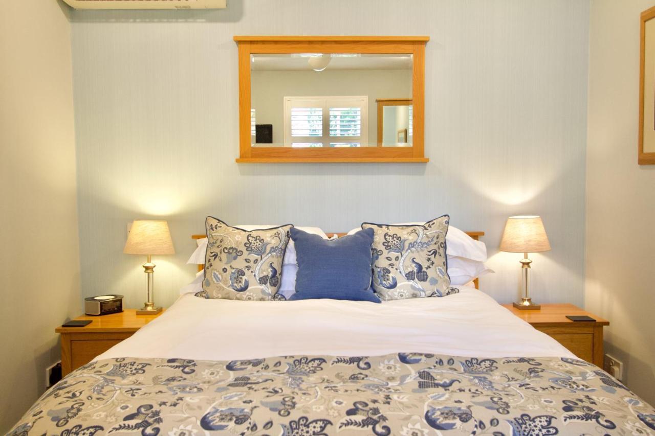 Chestnuts House Boutique B&B Бат Экстерьер фото A bedroom at the hotel
