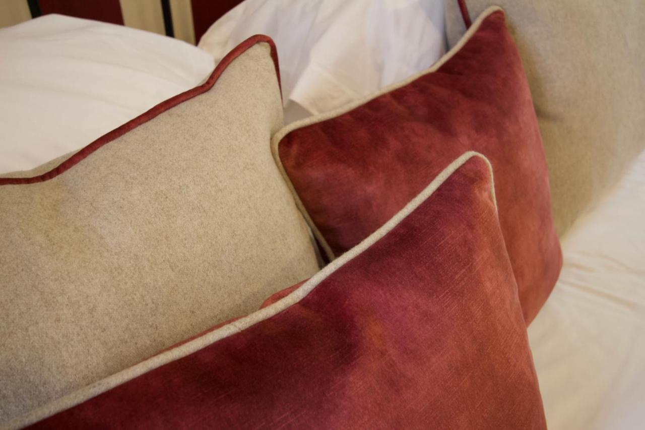 Chestnuts House Boutique B&B Бат Экстерьер фото Velvet cushions
