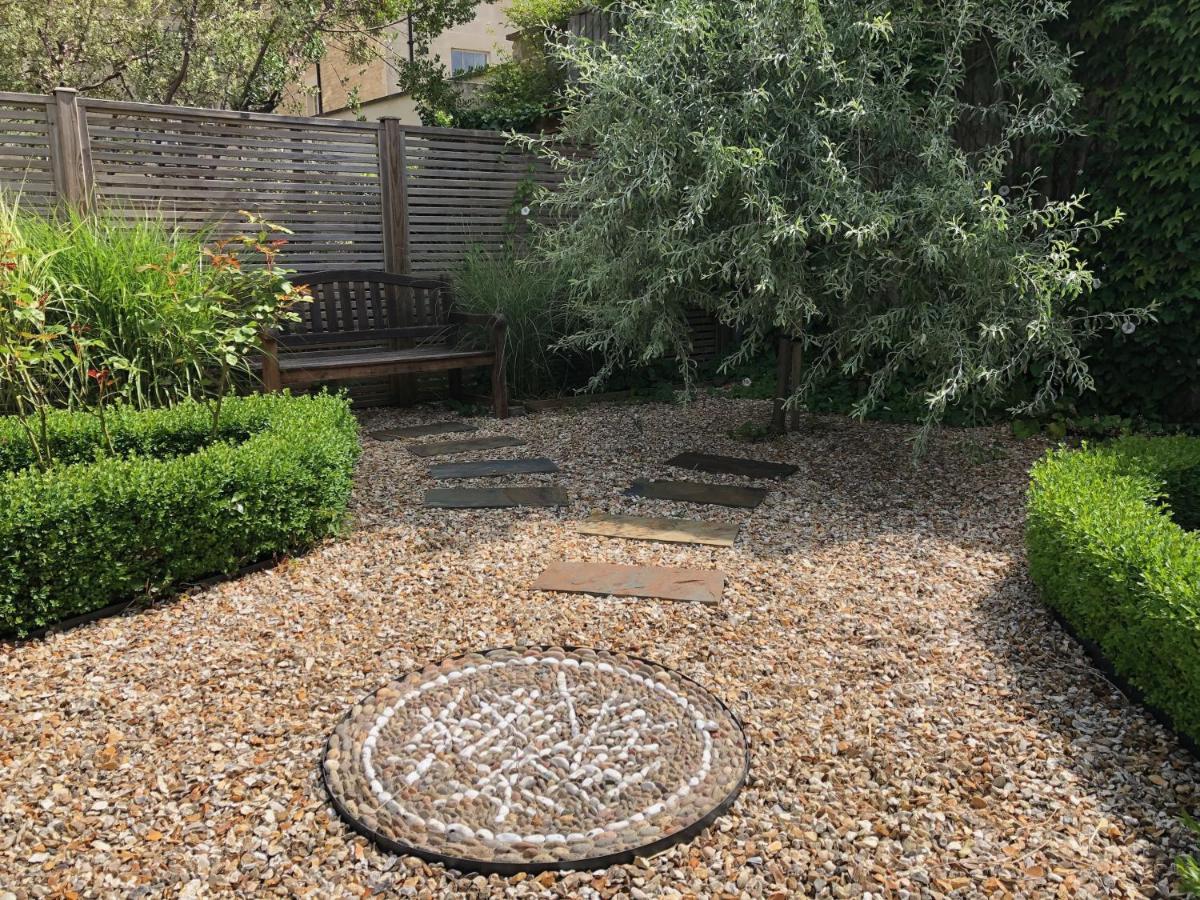 Chestnuts House Boutique B&B Бат Экстерьер фото The well at the centre of the village
