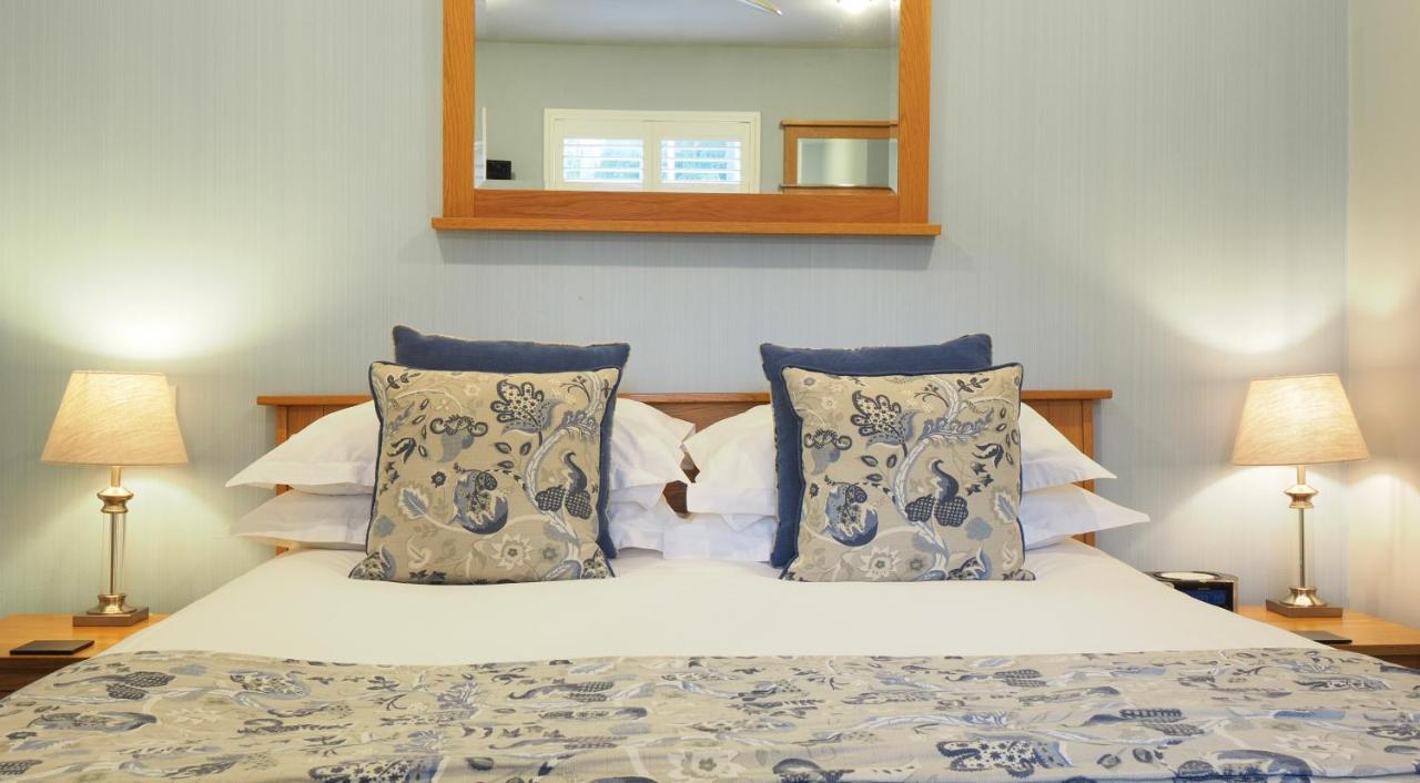 Chestnuts House Boutique B&B Бат Экстерьер фото A bed with cushions