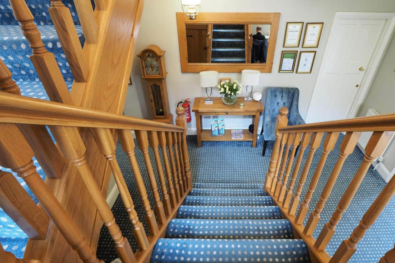 Chestnuts House Boutique B&B Бат Экстерьер фото The staircase at the entrance to the hotel