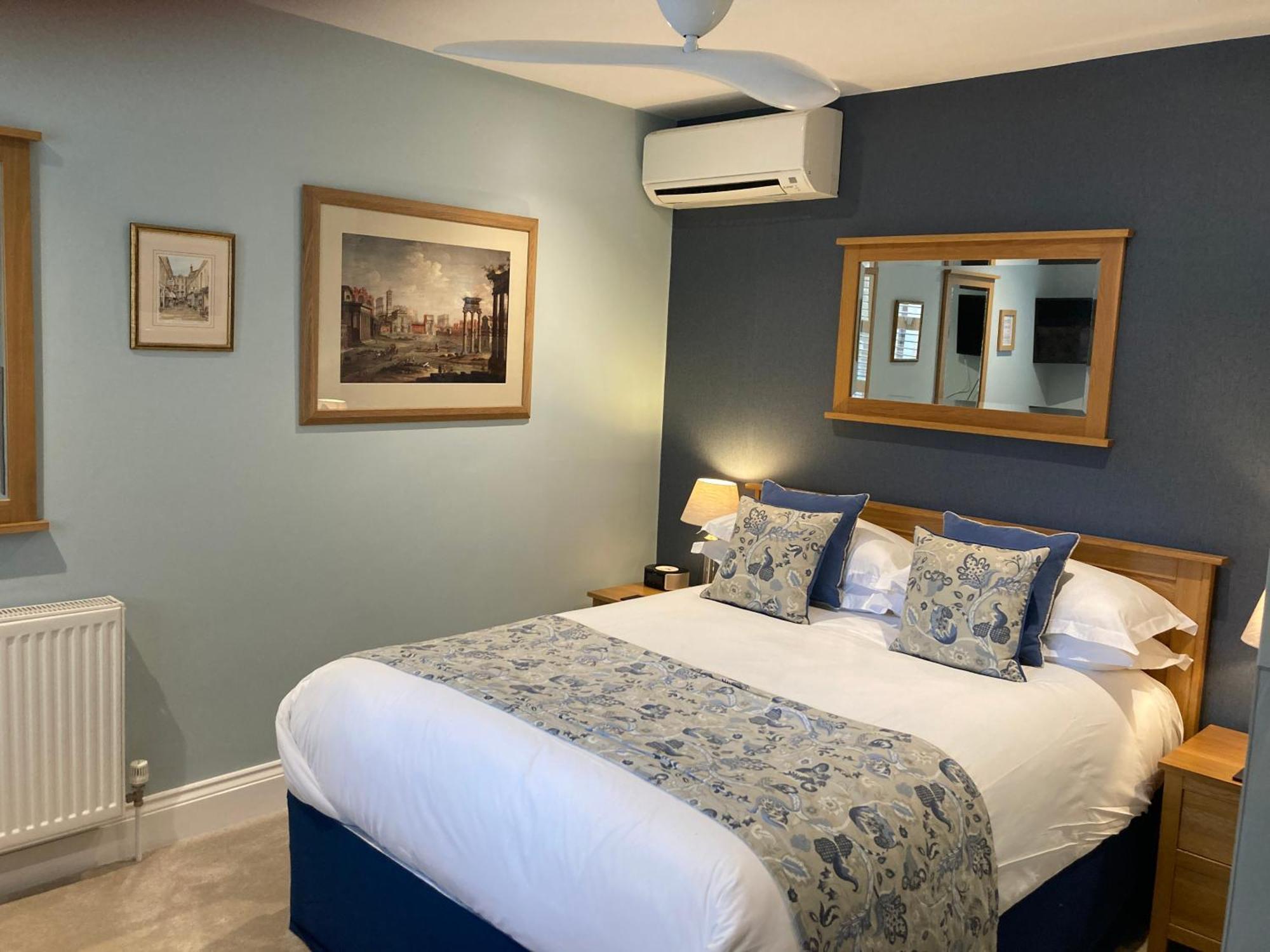 Chestnuts House Boutique B&B Бат Экстерьер фото A room at the hotel