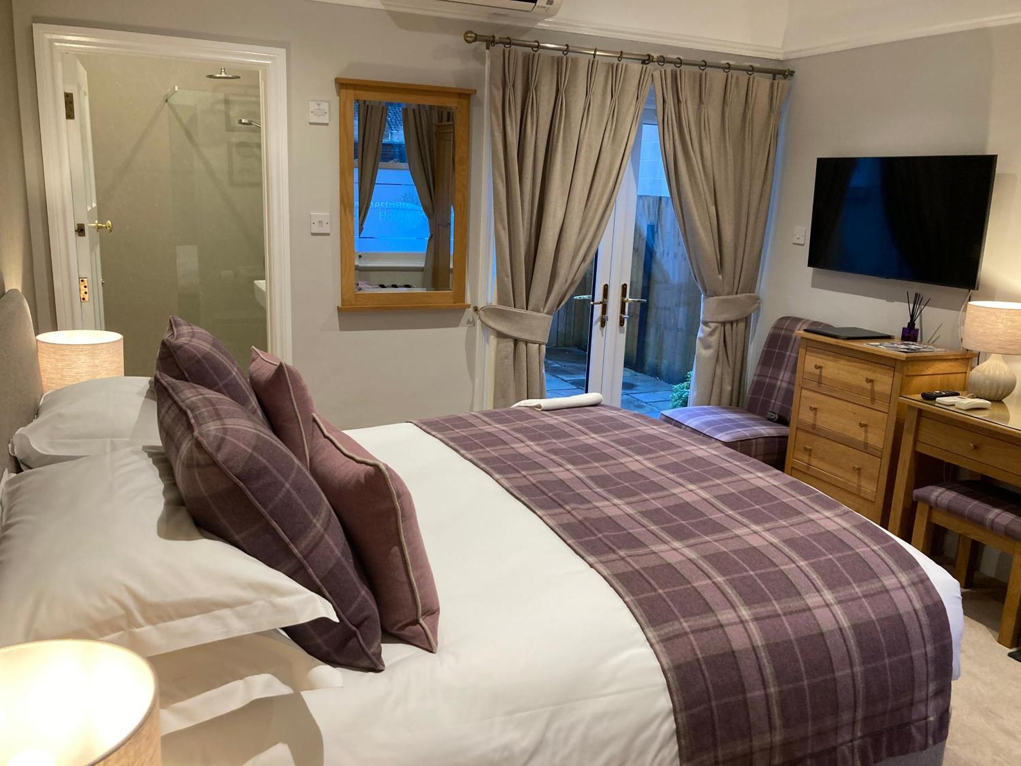 Chestnuts House Boutique B&B Бат Экстерьер фото A bedroom at the hotel